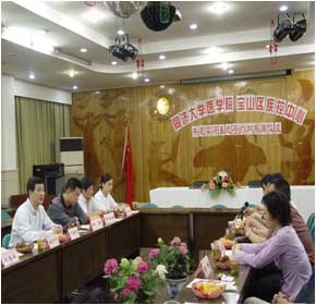 2006年5月,由院领导带队前往宝山区疾病预防控制中心。与疾病预防控制中心的领导及带教老师座谈。